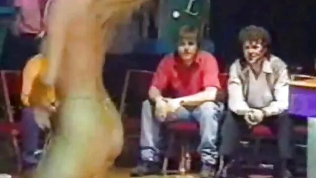 پیشخدمت فیلم سینمایی خانوادگی سکسی در خدمت یک مشتری بود