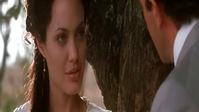 زن نوجوان طول می کشد خاموش سینه بند او را نشان فیلم سینمایی سکسی شهوانی می دهد و سینه برهنه زیبا او