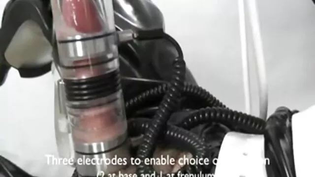 18 ساله ورزش ها در جوراب ساق بلند آبی نشسته بر روی یک میز و نشان می دهد نونوجوانان خود را فیلم سینمایی سکسسی