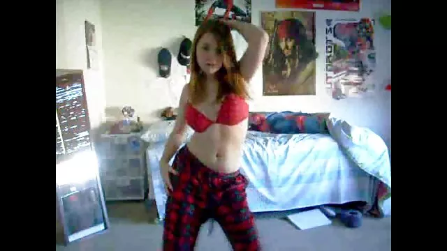 تینا راه می رفت در یک دایره فیلم سینمایی سکسی کلاسیک برای سه شهوانی مردان