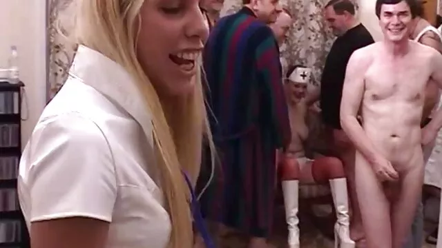 برده در جوراب ساق بلند سیاه و سفید تسلیم به استاد خود و ناله با صدای بلند سینمایی کمدی سکسی