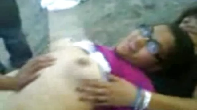 دختر بلند و باریک اقدامات سبز لباس شنا در فروشگاه فیلم سینمایی سکسی دانلود رایگان