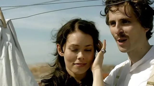 مرد فیلم سینمایی نیمه سکسی عضلانی گسترش می یابد دو دختر بلوند برای یک بازی سه نفری