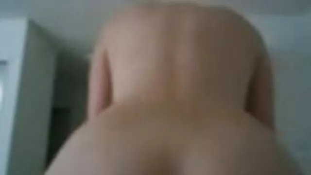 مرغ سایت سینمایی سکسی در لباس سفید از licks دیک و توپ از شخص نگران